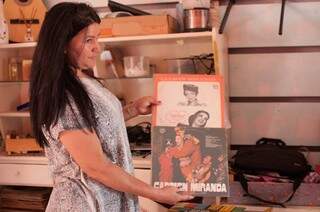 Discos de Carmen Miranda estão à venda por R$ 100. (Foto: Alcides Neto)