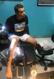 Galã no dia da prisão, em fevereiro de 2018, em um estúdio de tatuagem do Rio de Janeiro. (Foto: Polícia Civil/RJ)