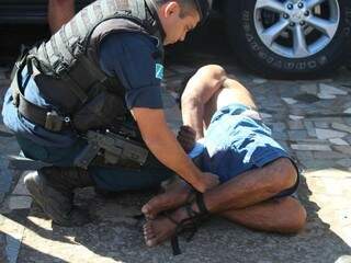 Policial desamarra assaltante para levá-lo preso (Foto: Denilson Pinto)