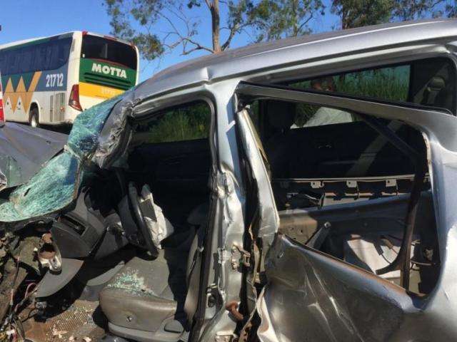 Acidente entre Hilux, caminh&atilde;o e &ocirc;nibus deixa 3 feridos em rodovia
