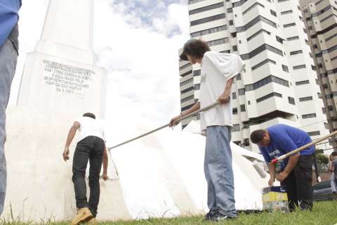 Grupo pinta Obelisco e sugere grafite como pena alternativa a pichadores
