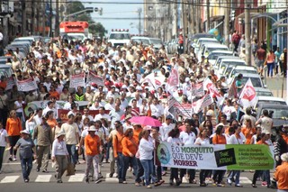 Caminhada reuniu pelo menos mil pessoas na região central. (Foto:Marcos Ermínio)