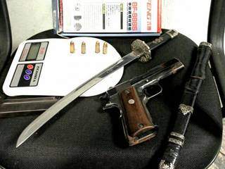 Balança de precisão, arma, espadas e drogas foram apreendidos pela polícia (Foto: Saul Schramm)