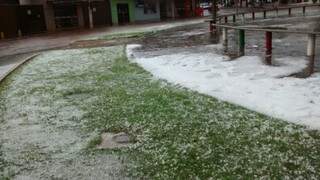 Granizo se acumulou em ruas de Deodápolis. (Foto: WhatsApp/Dourados News)