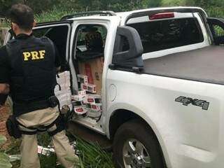 Carro estava carregado com mais de 32 mil maços de cigarros contrabandeados. (Foto: Divulgação/PRF)