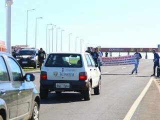 Manifestantes bloqueiam passagem de veículos. (Foto: André Bittar)