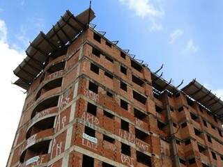 Bombeiros amarram andaime que ameaçava cair do 10º andar de obra Bombeiros amarram andaime que ameaçava cair do 10º andar de obra