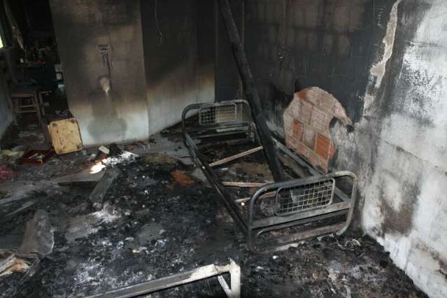 Inc&ecirc;ndio destr&oacute;i casa no Jardim Los Angeles; fogo pode ser criminoso