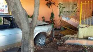 O carro bateu no muro, destruindo a frente e o portão da casa (Foto: Divulgação/PC)