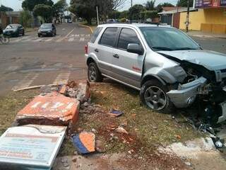 Carro colide em placa de obras e passageira fica ferida.