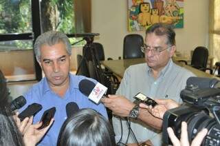Reinaldo Azambuja em coletiva de imprensa nesta quarta (Foto: Marcelo Calazans)