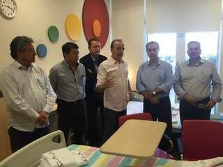 Governador e secretário de saúde, em reunião com presidente e diretores do Hospital do Câncer de Barretos. (Foto: Divulgação)