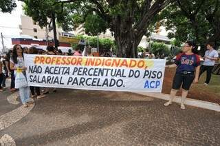 Ontem, os professores protestaram na Afonso Pena para pressionar prefeitura a conceder reajuste. (Foto: Alcides Neto)