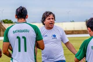 O prefeito de Bataguassu, Pedro Arlei Caravina, no centro, comanda o time na Copa Assomasul (Foto: Assomasul/Divulgação)