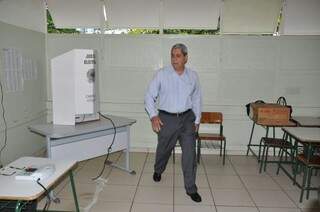 O governador votou na Escola Estadual Lúcia Martins Coelho, às 9h deste domingo (Foto: Marcelo Calazans)