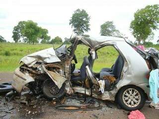 Fiat Pálio destruído após colisão com outro veículo na MS-080 (Foto: André Bittar)