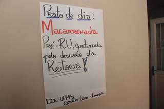 Na parede, informações sobre o protesto que não tem data para acabar. (Foto: Marcos Ermínio)