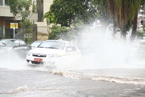 Chuva forte atinge região do shopping e Córrego Prosa sobe 1,4 metro