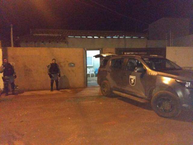 Choque prende traficante com maconha e armas em cima do guarda-roupa 