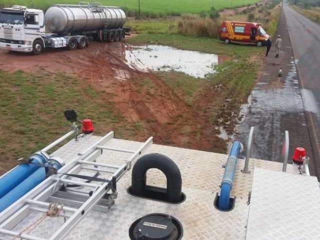 Vazamento de &oacute;leo em carreta mobiliza bombeiros para a BR-134
