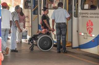 Pessoas com deficiências reclamam pela falta de respeito da populaçãop em ficar em locais destinados a deficientes.( Foto: Marcelo Calazans)