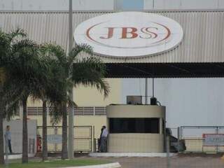Frente do frigorífico da JBS em Campo Grande que também não recebeu os investimentos previstos (Foto: Marcos Ermínio)