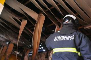 Parte do teto do restaurante ficou danificado com as chamas. (Foto: Alcides Neto)