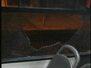 Estilhaços do vidro atingiu a passageira (Foto: reprodução/Facebook - Segredos do Busão)