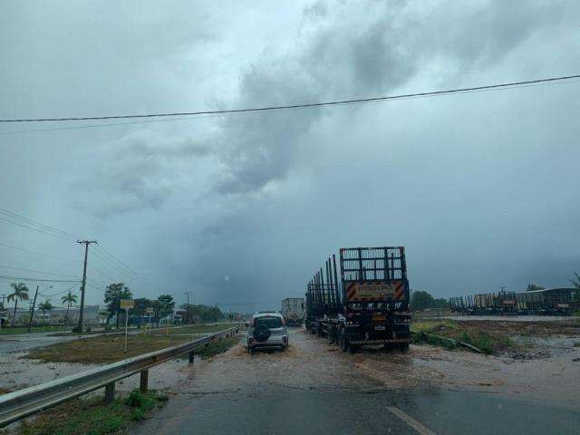 Chuva alaga ruas em cidade e previs&atilde;o &eacute; de mais &aacute;gua para todo MS