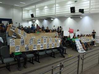 Alunos, pais e professores foram à Câmara de Vereadores para protestar contra fechamento de escola (Foto: Izaias Medeiros)
