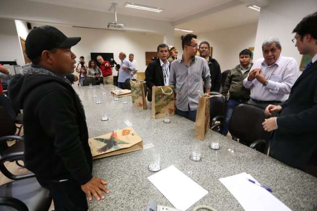 T&eacute;cnicos da Agesul se re&uacute;nem com ind&iacute;genas para instala&ccedil;&atilde;o de sonorizador