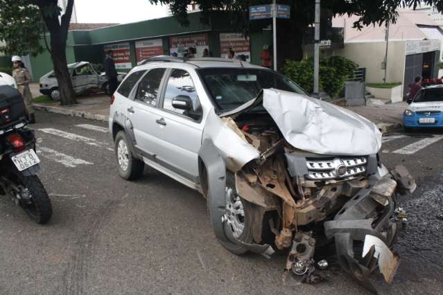 Homem fica ferido em colis&atilde;o entre dois ve&iacute;culos na Ant&ocirc;nio Maria Coelho  