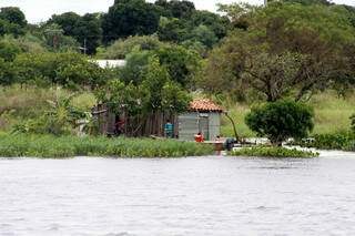 A cheia é visível na região mais baixa, como é o caso de Isla Margarita,localizada em frente à cidade de Murtinho que pertence ao Paraguai. (Foto: Toninho Ruiz‏)