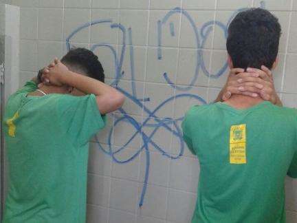  Adolescentes matam aula e s&atilde;o flagrados pichando terminal 
