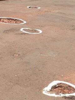 Moradores circularam buracos com tinta branca para sinalizá-los. (Foto: Direto das Ruas)