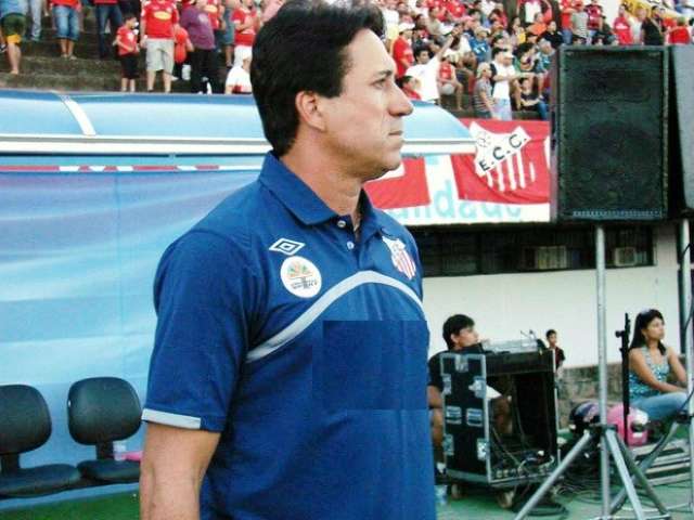 Comercial apresenta Amarildo de Carvalho para treinar a equipe em 2014