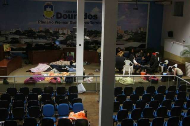 Em protesto, manifestantes dormem no plen&aacute;rio da C&acirc;mara de Dourados