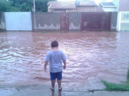 Chuvas alagam ruas e moradores aproveitam água para "pescaria"