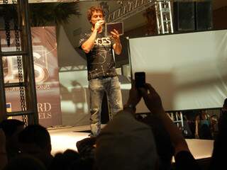 No palco, o ator Kayky Brito, conduzia a apresentação.(Foto: Simão Nogueira)