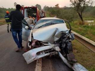 Táxi com placa do Paraguai ficou com a frente destruída (Foto: Cesar Galeano)
