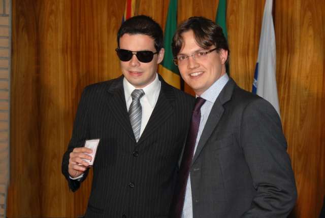 OAB entrega carteira profissional ao advogado cego mais jovem do Pa&iacute;s