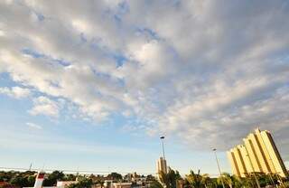 No começo da manhã, nuvens se avolumam no céu de Campo Grande. (Foto: Luciano Muta)