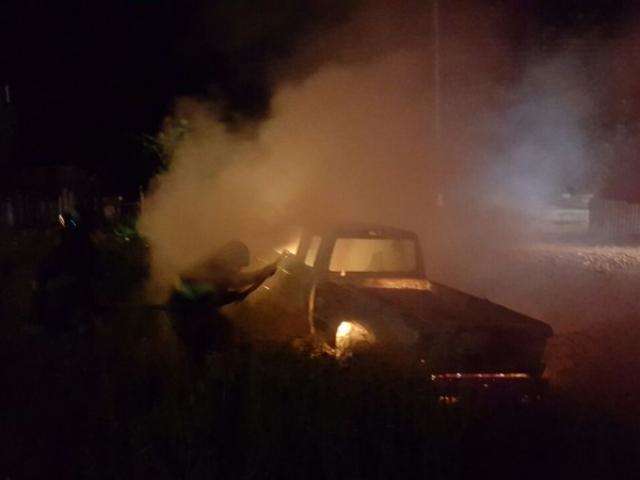 Camionete fica destru&iacute;da ao pegar fogo depois de abastecer com GNV