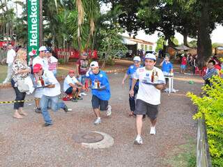 Corrida de bandeja teve 60 competidores disputando prêmio de R$ 300. (Foto: João Garrigó)
