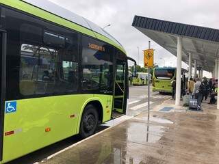 Os ônibus da empresa administradora do Aeroporto Internacional de Guarulhos deixam os passageiros na porta da estação (Foto: Paulo Nonato de Souza)