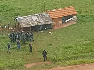 Barracos montados perto da sede também foram vistoriados por policiais. (Foto: Divulgação)