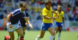 Zico no jogo contra a França na Copa de 86, no México. Ele queria muito encerrar sua brilhante carreira com um título Mundial (Foto: Arquivo)