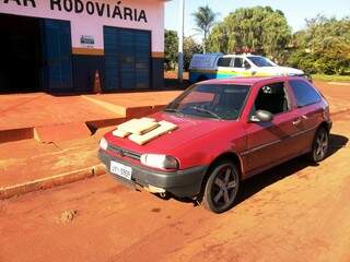 A droga era transportada em um veículo VW/Gol, de cor vermelha. (Foto: Divulgação)