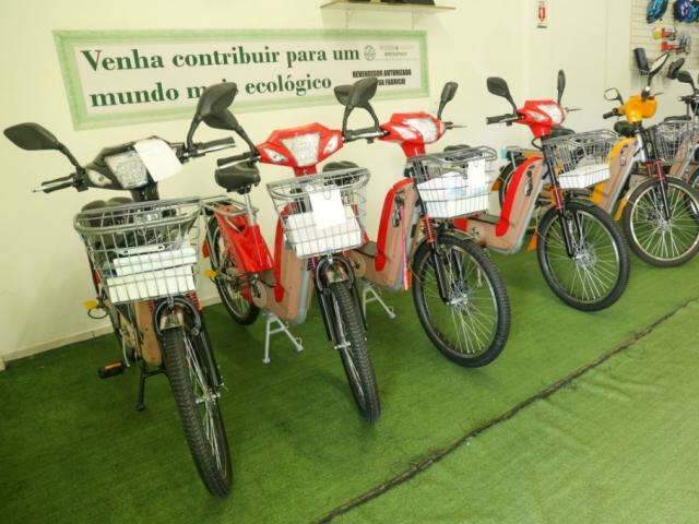 Motocicleta Verde-clara Bicicleta Moderna Do Esporte Veículo