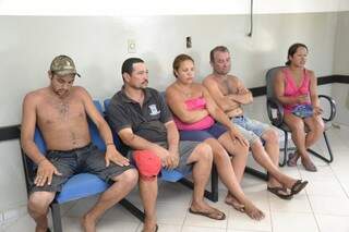 Os cinco foram presos ontem por não deixar os funcionários entrar no terreno (Foto: Simão Nogueira)